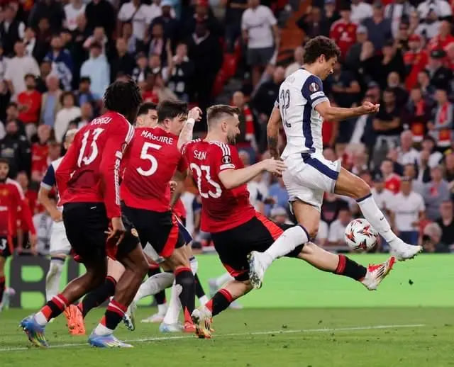 曼联乌龙进死角!热刺狂欢:决赛半场1-0领先,冲击冠军 曼联乌龙进死角!热刺狂欢:决赛半场1-0领先,冲击冠军